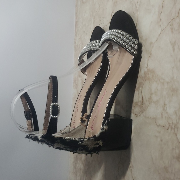 Betsey Johnson Black Velvet Low Heel Ankle Strap With Pearls Size 7 - Picture 2 of 6